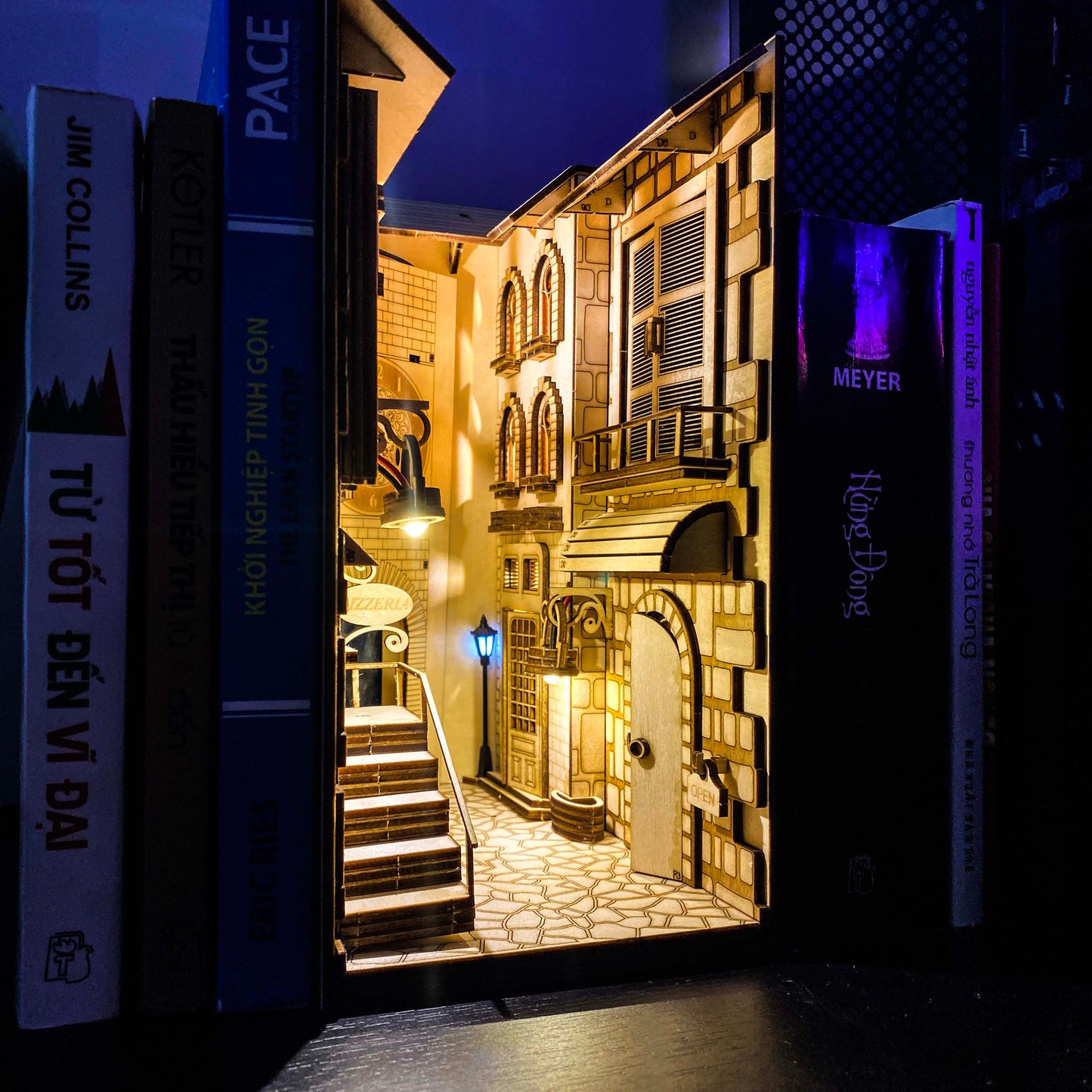 Rome's Midnight Alley Book Nook | LKWood